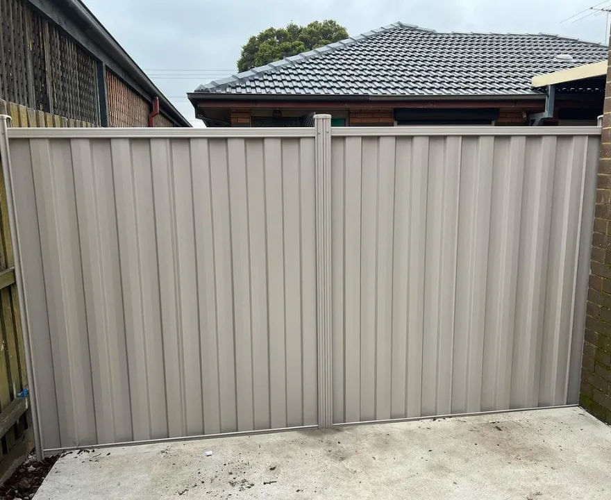 Newly replaced Colorbond fence in Tweed Heads